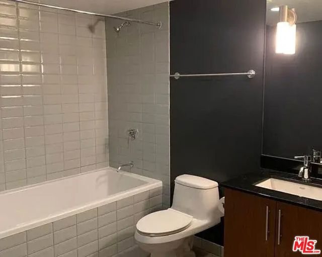 530 S Hewitt Street, Los Angeles CA: https://media.crmls.org/mediaz/76f708d3-bb5b-4550-ab54-960d6f1af1f8.jpg