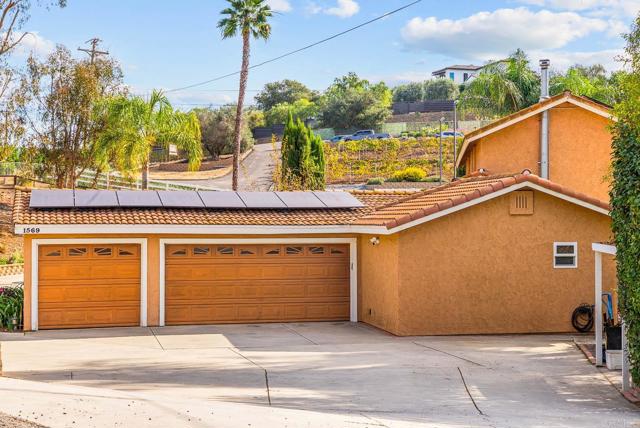 1569 Via Monserate, Fallbrook CA: https://media.crmls.org/mediaz/76f7e8fb-aef9-4170-a922-42872b475979.jpg