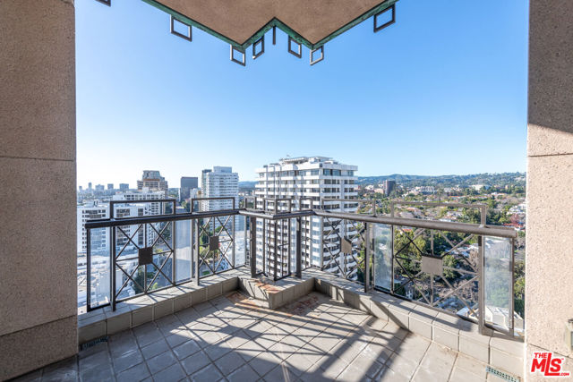 10580 Wilshire Boulevard, Los Angeles CA: https://media.crmls.org/mediaz/76fa7bf8-23f0-4448-8a5a-37e6aaf6ac93.jpg