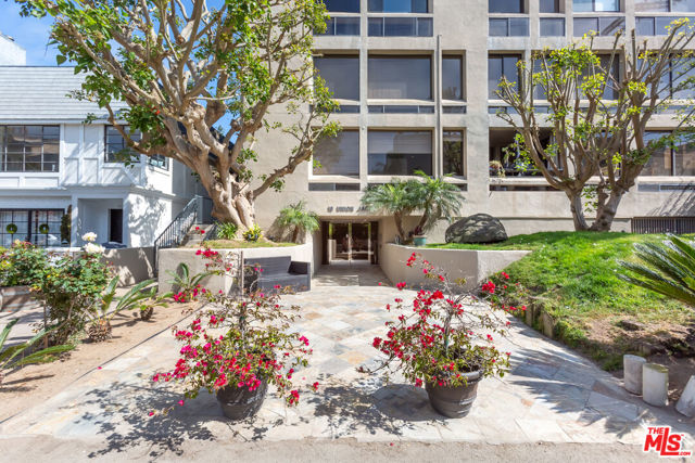 18 Union Jack Street, Marina del Rey CA: https://media.crmls.org/mediaz/76fa9fe7-f821-4b02-b82b-9a99d8b7ff96.jpg