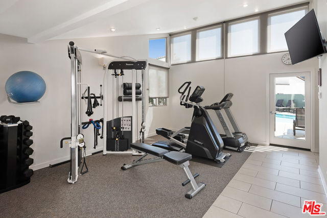 17109 Palisades Circle, Pacific Palisades CA: https://media.crmls.org/mediaz/76fbc5f0-17f4-4130-ba16-0ed5e06d1bb6.jpg