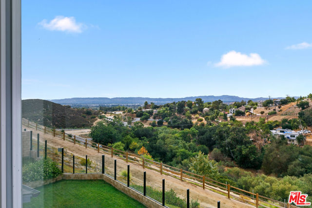 21316 Poema Place, Chatsworth CA: https://media.crmls.org/mediaz/76fc3ec8-d676-473c-b984-2b556e3a3f98.jpg