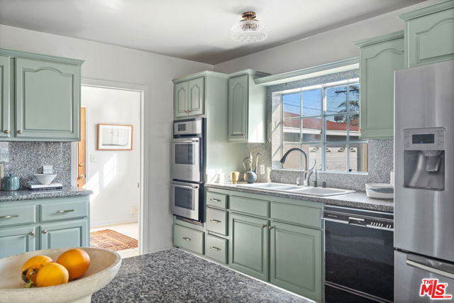 4242 Grand View Boulevard, Los Angeles CA: https://media.crmls.org/mediaz/76fcf577-995e-4b86-b07c-4419d842e451.jpg