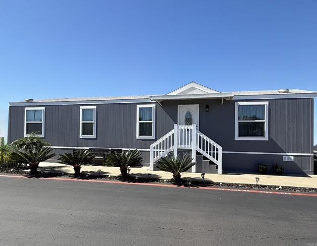 2950 Iris Avenue, San Diego CA: https://media.crmls.org/mediaz/76fd308c-27ae-4ba9-93e2-92df474d27af.jpg