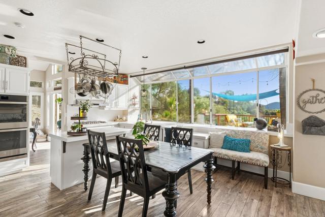 Detail Gallery Image 11 of 56 For 2763 Canyon Oak Pl, Escondido,  CA 92029 - 5 Beds | 3 Baths