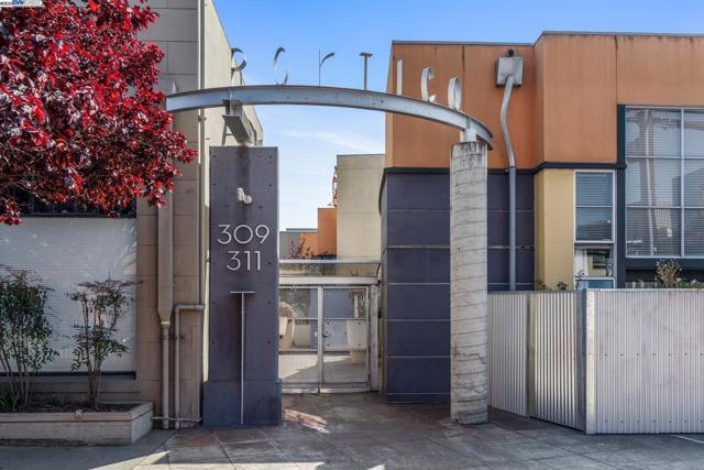 311 4th St, Oakland CA: https://media.crmls.org/mediaz/76ff2d3d-ee88-411e-95be-5618c46ad87f.jpg