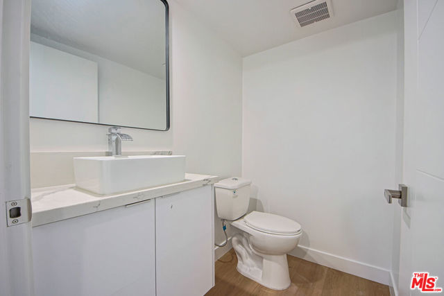 1636 Longwood Avenue, Los Angeles CA: https://media.crmls.org/mediaz/77009554-437d-4db4-b69e-0b394fc5e857.jpg