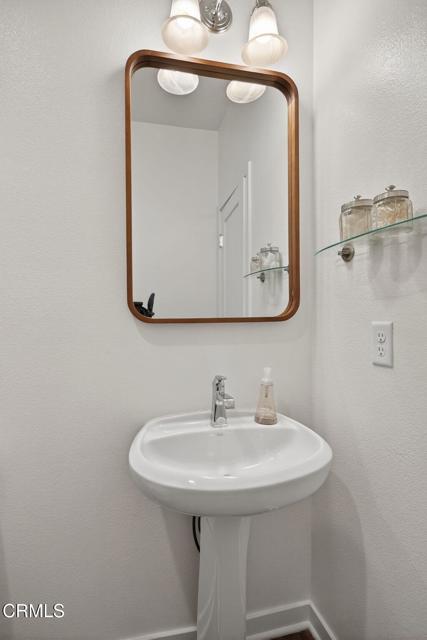 139 Farmhouse Drive, Simi Valley CA: https://media.crmls.org/mediaz/7700ec5e-2007-4fa8-a1df-e5324281f376.jpg