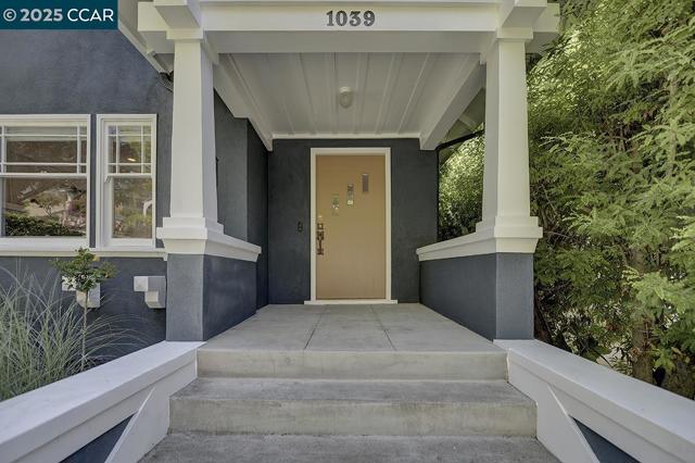 1039 Elsinore, Oakland CA: https://media.crmls.org/mediaz/77013365-0826-47a2-9eaf-05042264b508.jpg