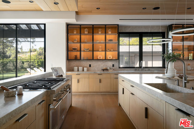 23615 Long Valley Road, Hidden Hills CA: https://media.crmls.org/mediaz/7701b307-5880-403b-8f96-0e64a1b1613c.jpg