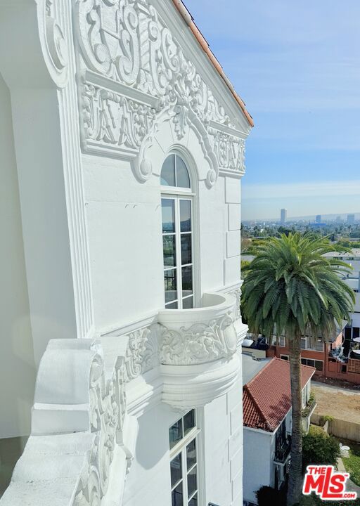 1302 N Sweetzer Avenue, West Hollywood CA: https://media.crmls.org/mediaz/7701e71d-383c-4709-b0fe-a24d83e7c218.jpg