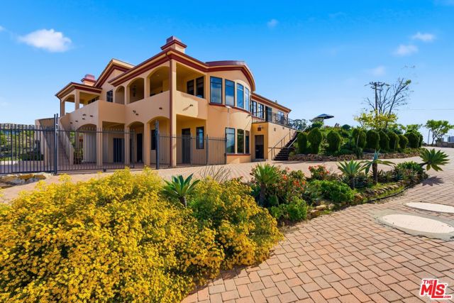 10825 Pacific View Drive, Malibu CA: https://media.crmls.org/mediaz/77024b6d-645d-41ad-9bb4-eb4e5ac6a49c.jpg