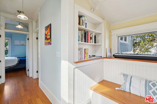 813 Crestmoore Place, Venice CA: https://media.crmls.org/mediaz/7702600a-e703-4317-8cd2-b2ab576265ee.jpg