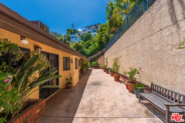 1242 Angelo Drive, Beverly Hills CA: https://media.crmls.org/mediaz/770264a9-54d0-4528-a20e-d60540cd115d.jpg