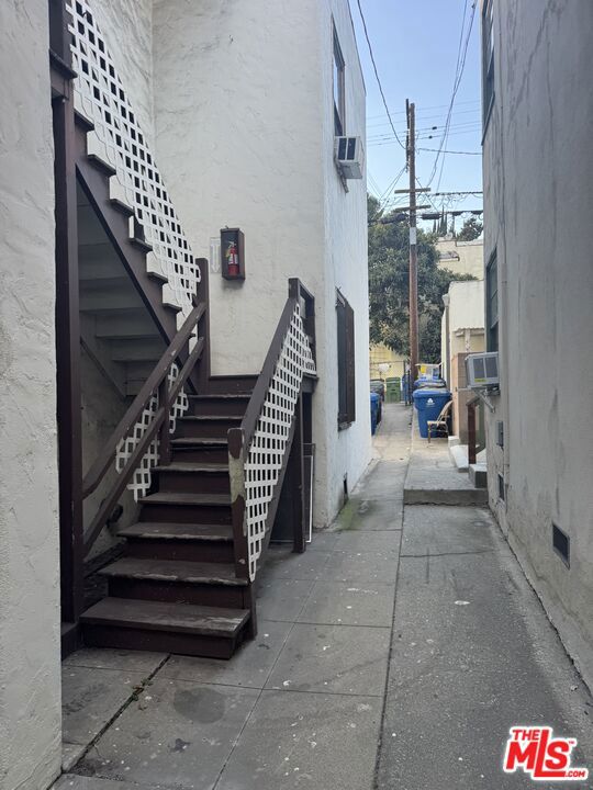 1531 Silver Lake Boulevard, Los Angeles CA: https://media.crmls.org/mediaz/7702aae9-93f4-4490-9ad9-8a01de2e3c8a.jpg