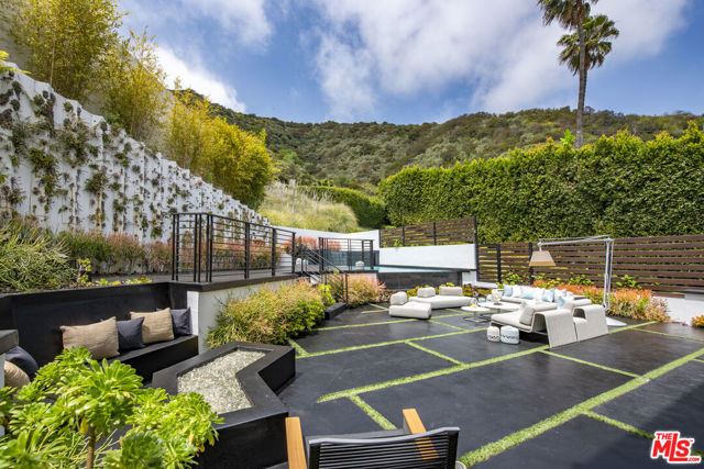 9852 San Circle, Beverly Hills CA: https://media.crmls.org/mediaz/7703d715-d24d-4861-88e4-35913cdaec05.jpg