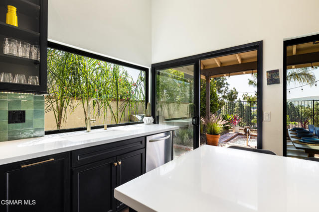 1932 Summer Cloud Drive, Thousand Oaks CA: https://media.crmls.org/mediaz/770463cc-117b-4614-adaf-60386e4f0549.jpg