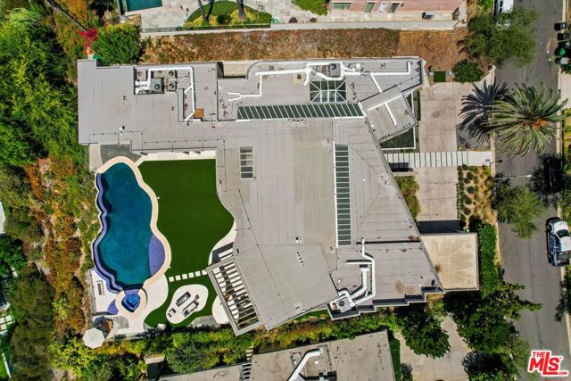 455 Castle Place, Beverly Hills CA: https://media.crmls.org/mediaz/7704c591-5501-4599-b532-15c86b20a3c0.jpg