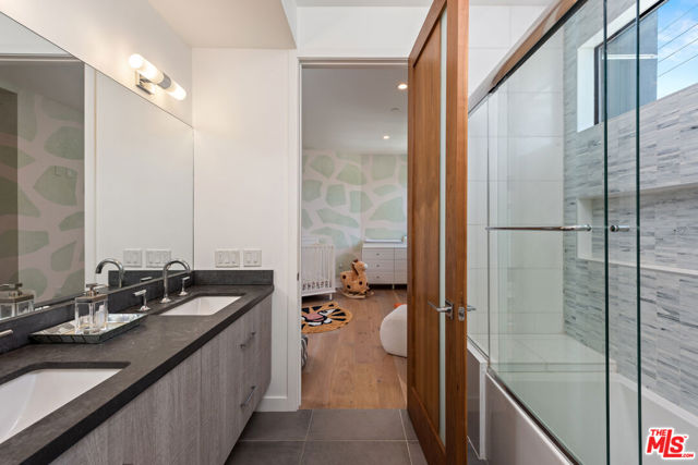 11900 Washington Place, Los Angeles CA: https://media.crmls.org/mediaz/77050d27-852b-4d55-ba5f-19b965cadc29.jpg