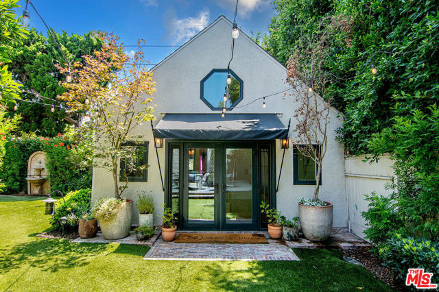 342 N Citrus Avenue, Los Angeles CA: https://media.crmls.org/mediaz/77063009-75aa-499c-9bf8-4cbd12007f91.jpg