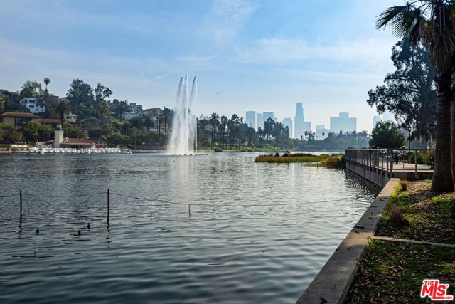 1016 Laguna Avenue, Los Angeles CA: https://media.crmls.org/mediaz/7706d367-03aa-431a-983d-d377787fb9da.jpg