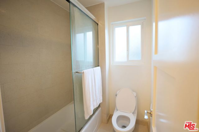 4407 Francis Avenue, Los Angeles CA: https://media.crmls.org/mediaz/7706dbd1-6806-48e2-b6f9-f829ff21e0c9.jpg