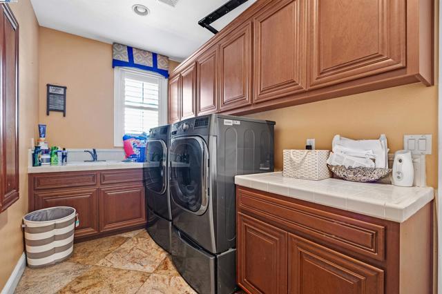 6013 Kingsmill Ter, Dublin CA: https://media.crmls.org/mediaz/7707f634-2082-403f-bd6e-86d6031338f2.jpg