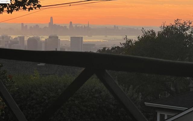 2333 Leimert Blvd, Oakland CA: https://media.crmls.org/mediaz/77081216-1fde-4842-802a-5820e7cbea28.jpg
