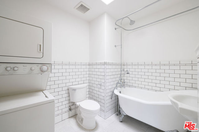 2191 El Sereno Avenue, Altadena CA: https://media.crmls.org/mediaz/77087b34-30ed-4b2b-96b8-2f3698a4bf61.jpg
