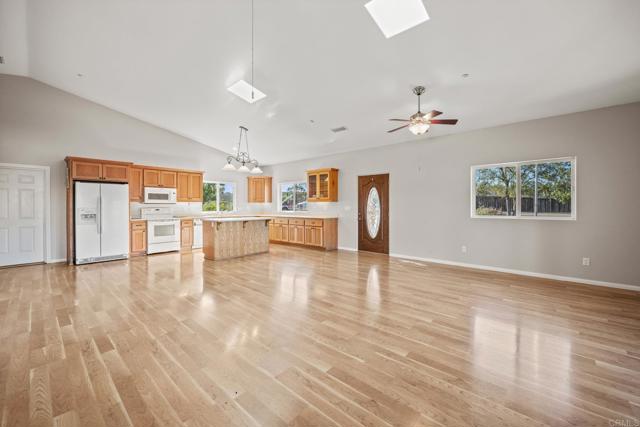 15636 Sage Hill Drive, Ramona CA: https://media.crmls.org/mediaz/7709f781-9cf4-46f7-970e-e7242ac23d72.jpg