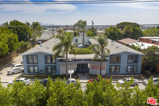1904 S Robertson Boulevard Los Angeles, California 1904 S Robertson Blvd presents an investor a unique opportunity to acquire a 28-unit, deep value-added asset of 17,400 sf comprised of twenty-six, 1 + 1 and two, 2+2 units, situated on a 21,476sf LAR3 lot in the WLA community between Pico Robertson and Culver City. With market rent for renovated but older rental stock trending over $4.00 per foot, the asset has the potential to yield a near 7% CAP. Given this property's location, unit mix and features, this asset is well positioned to meet the highest demand in the market today; smaller, affordable units in WLA. This is a story deal that presents a unique process to extracting value. Due to the tremendous opportunity to add value, this asset represents a compelling opportunity to build significant equity, generate an outsized yield, all while being very well positioned for future development and growth in the immediate area.
