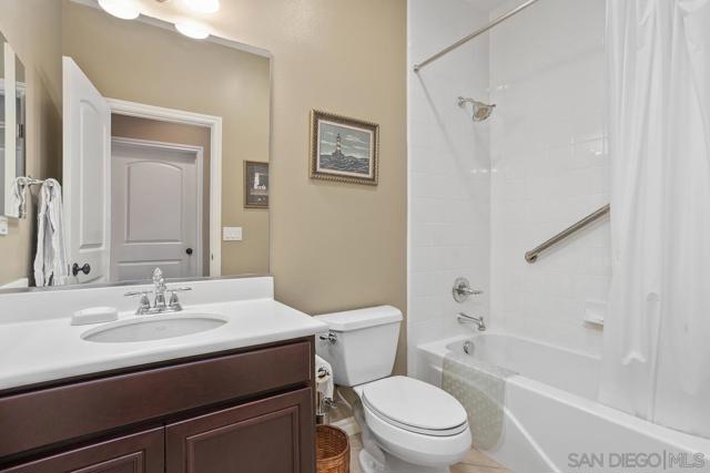 5029 Medalist Ct, Oceanside CA: https://media.crmls.org/mediaz/770aa30c-5156-4bcd-8beb-a32bbbee6b8a.jpg