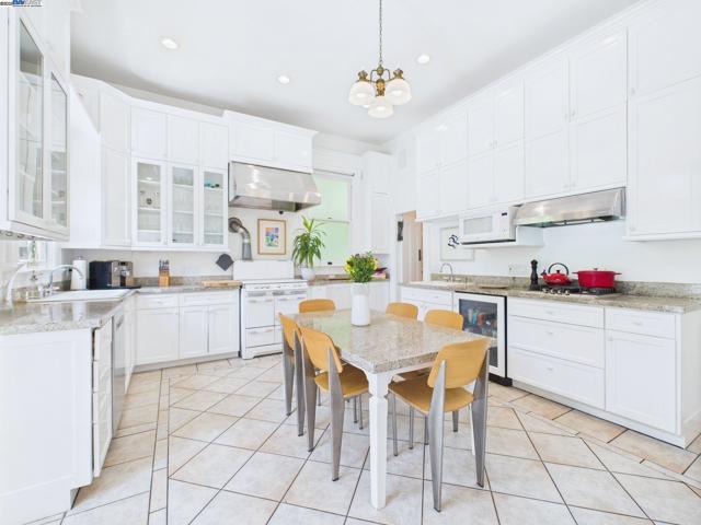 1709 Myrtle St, Oakland CA: https://media.crmls.org/mediaz/770ae21d-1a99-4592-b89b-df2604a0bd29.jpg