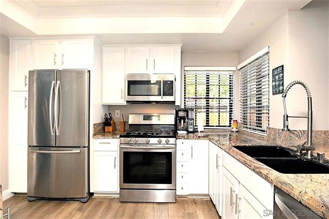 3949 Caminito Del Mar Surf, San Diego CA: https://media.crmls.org/mediaz/770b6036-201b-40f0-ab79-b1138e64b5f5.jpg