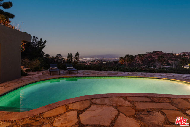 8559 Edwin Drive, Los Angeles CA: https://media.crmls.org/mediaz/770c181f-5174-4d9d-b98d-c97ee2c60849.jpg