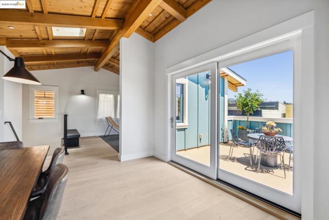 4428 Howe St, Oakland CA: https://media.crmls.org/mediaz/770c1d15-194c-4c03-acd9-61aaaf1ac033.jpg