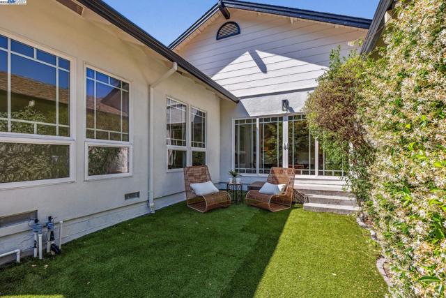 3296 Walnut Ln, Lafayette CA: https://media.crmls.org/mediaz/770d4d07-fcfe-434f-9a3c-7f36eb1c8be9.jpg
