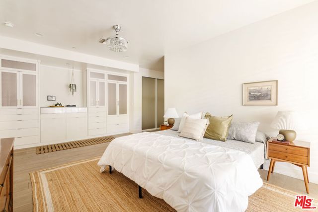 4925 Wilshire Boulevard, Los Angeles CA: https://media.crmls.org/mediaz/770d6ccd-8610-4131-b34d-cbb79f6a5fa3.jpg