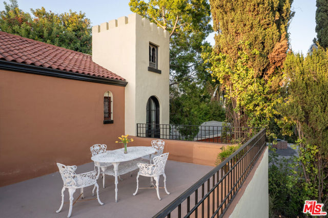 6655 Emmet Terrace, Los Angeles CA: https://media.crmls.org/mediaz/770f203e-76a4-4a7a-ba15-92b602663908.jpg