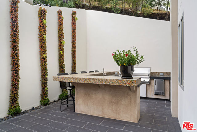 2207 Bowmont Drive, Beverly Hills CA: https://media.crmls.org/mediaz/770f29b7-4b8d-414c-bc76-49ca3d56bb75.jpg