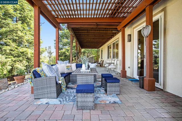 4001 Browning Dr, Concord CA: https://media.crmls.org/mediaz/770f7ffe-a128-4c95-b8b4-030220851400.jpg