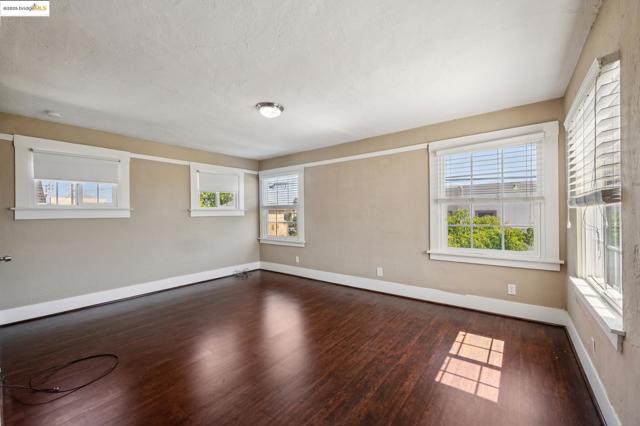 1063 32Nd St, Oakland CA: https://media.crmls.org/mediaz/770fad00-2bd6-417a-9c8d-71fddca25857.jpg