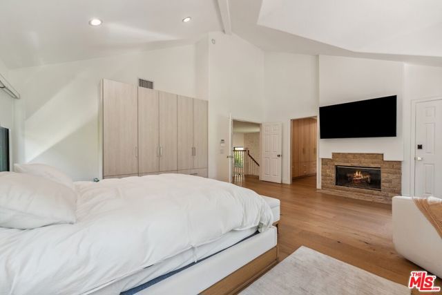 23180 Park Blanco, Calabasas CA: https://media.crmls.org/mediaz/77104f69-be68-4d4c-93d1-bac7aa38f1d0.jpg