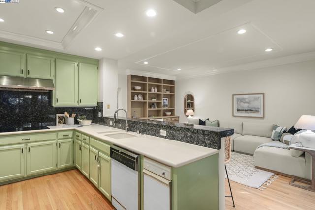 112 Kingswood Cir, Danville CA: https://media.crmls.org/mediaz/7710714d-56ff-427a-9dfd-5e17500c4f82.jpg