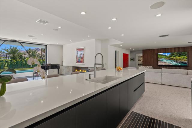2290 S Yosemite Drive, Palm Springs CA: https://media.crmls.org/mediaz/77113727-884f-47ee-8b6f-41d7c8766d11.jpg