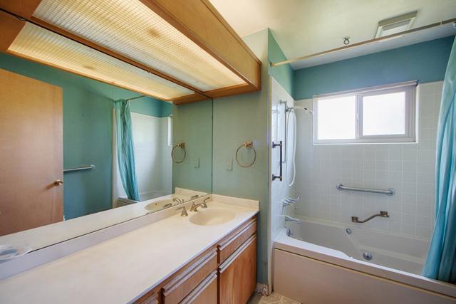 3810 Grove Avenue, Palo Alto CA: https://media.crmls.org/mediaz/77118e80-85e3-4e2e-afb3-e2721980cc00.jpg