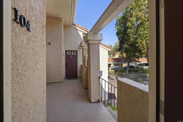 100 Sea Cliff Way, Oceanside CA: https://media.crmls.org/mediaz/7711e027-1104-4106-9516-080711ea4ac4.jpg