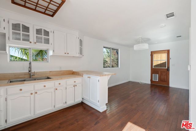 4011 1/2 Sunset Drive, Los Angeles CA: https://media.crmls.org/mediaz/7712fa6d-27ec-418d-8979-61dc69af11fa.jpg