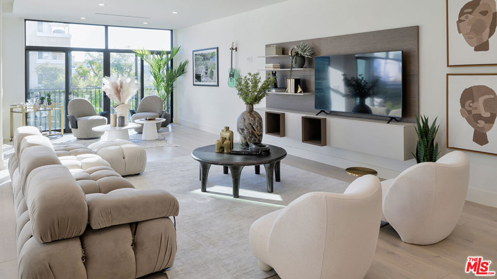 425 N Palm Drive #403