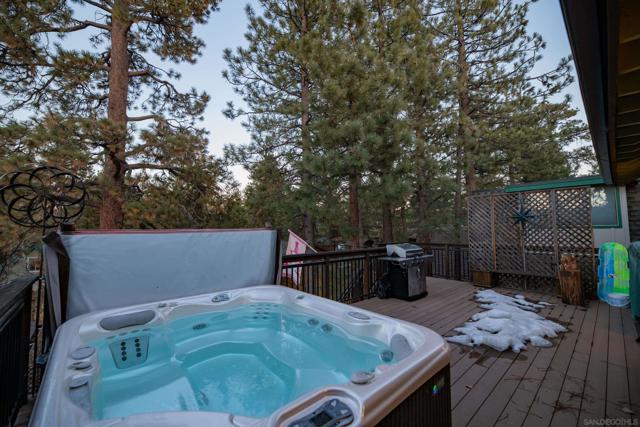 39470 Lake Dr, Big Bear CA: https://media.crmls.org/mediaz/7713a00c-58fa-4e73-9b39-c7e54e934170.jpg